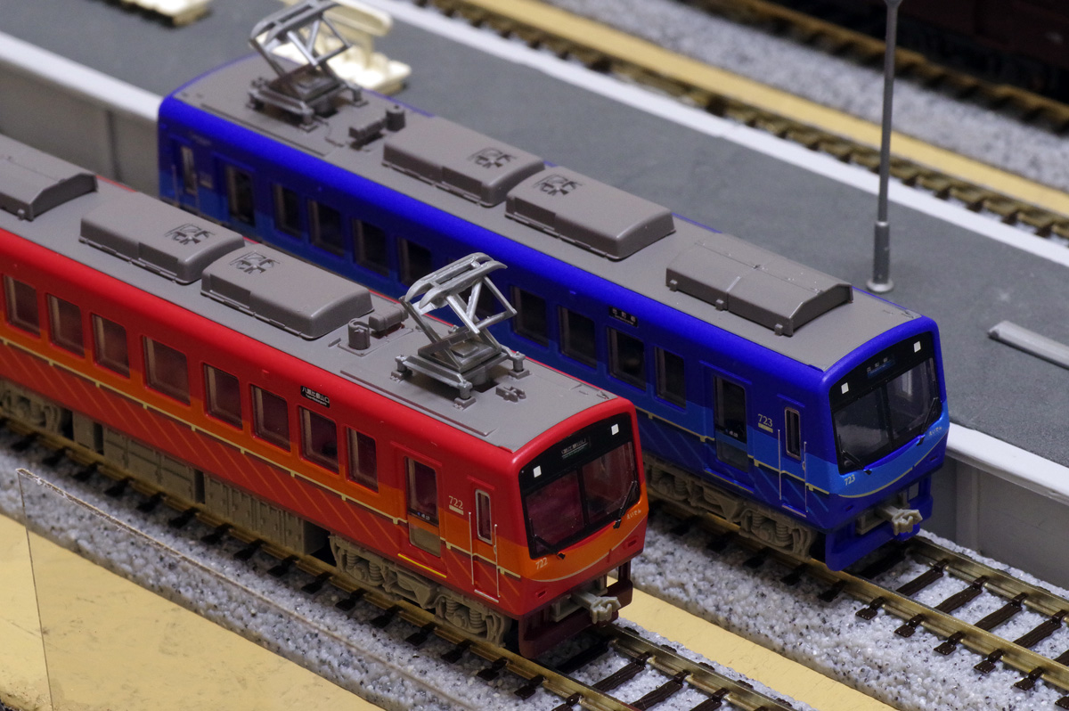 722号車（赤）・723号車（青）