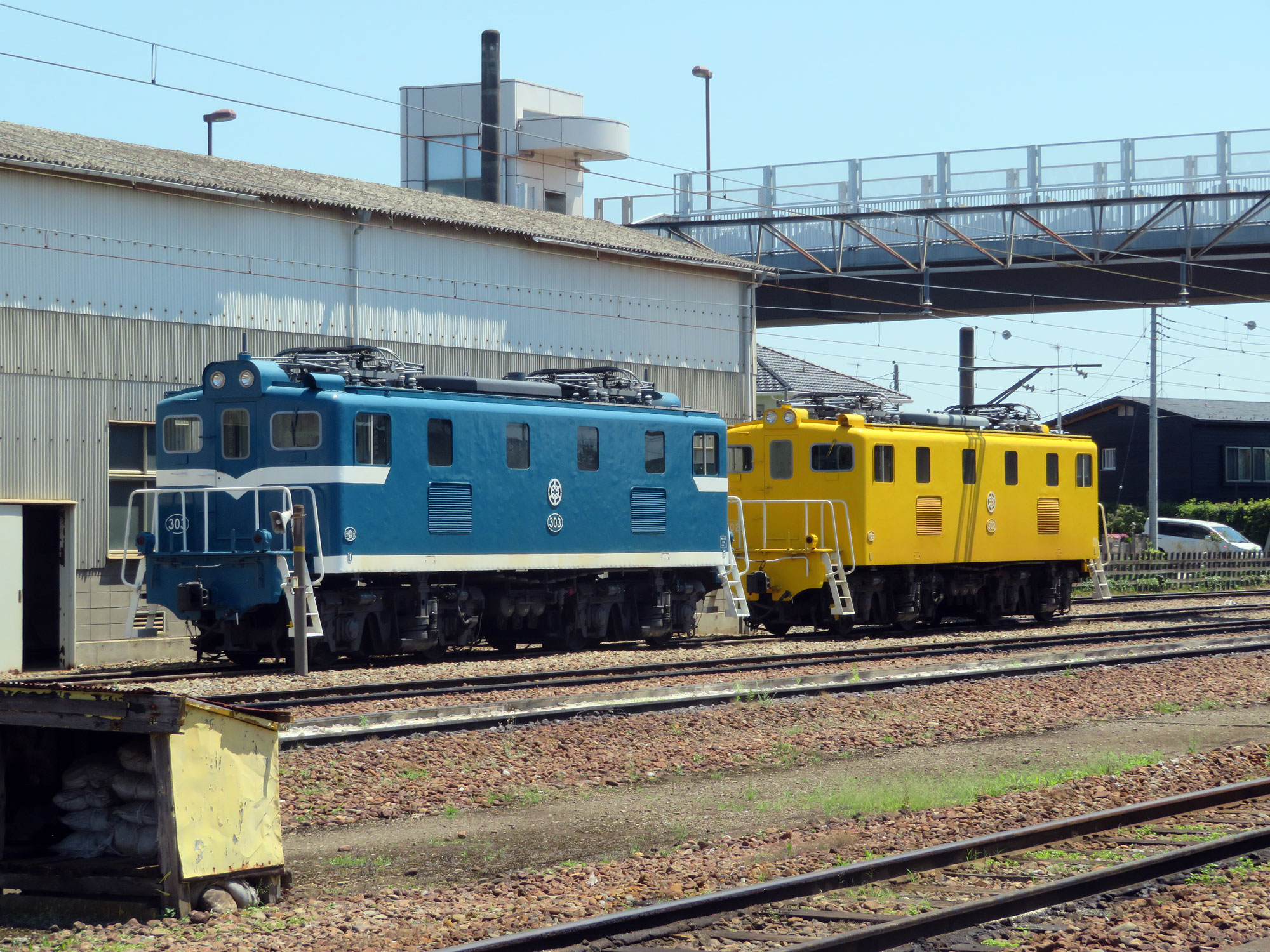 秩父鉄道　電気機関車　デキ300形303号機（左）。デキ500形502号機（右）