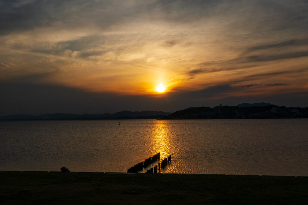 宍道湖の夕暮れ　島根県立美術館前から